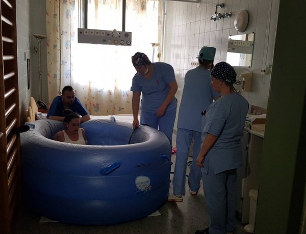 Élőben közvetítették a medencés szülést a nyíregyházi Jósa András Oktatókórházból