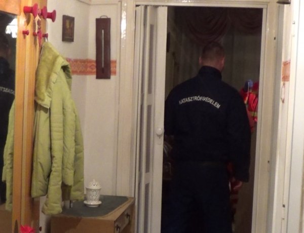 Betörték az ajtót, megmentették az életét – Eszméletlen nőhöz vonultak a mentők