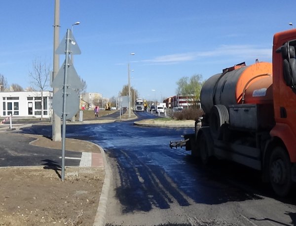 Megkezdődött az aszfaltozás a Törzs utcán a Semmelweis és az Orosi út között