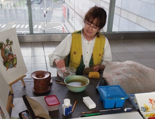 Ünnepeltek a Korzó Galéria kézművesei – Ékszerek, selymek, mandalák készültek