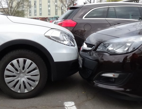 Elfelejtette behúzni a kéziféket, parkoló autónak ütközött a stadionnál