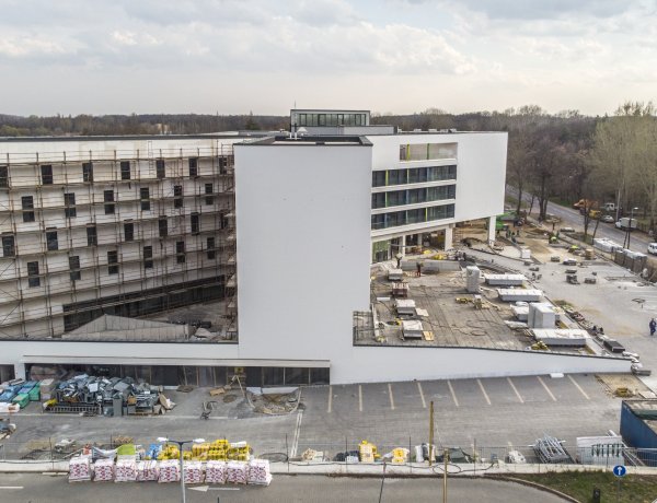 Még a kivitelezők lakják be a készülő négycsillagost, de nyáron nyitnak
