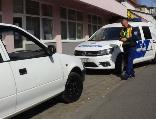 Parkoló járműnek ütközött, majd elhajtott a helyszínről egy sofőr a Vécsey utcán