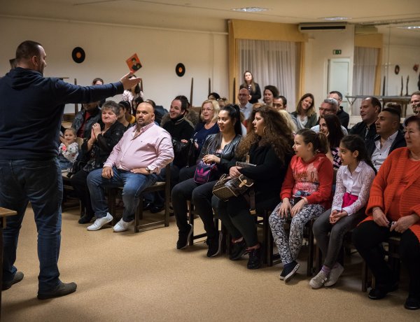 Legalább nulláról kezdeni – Amatőr színészek az adósságcsapda ellen