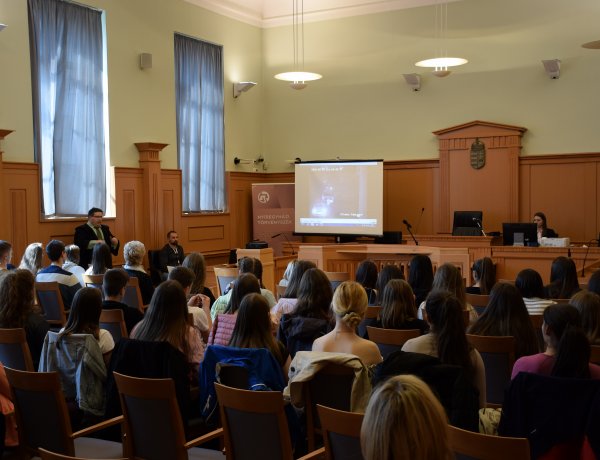 Térfigyelő kamera által rögzített felvételt nézhettek a diákok a tárgyaláson