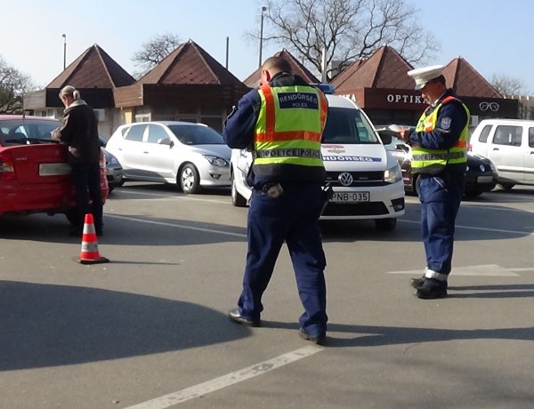 Figyelmetlenül tolató sofőr okozott balesetet a Búza téri parkolóban, jelentős a kár