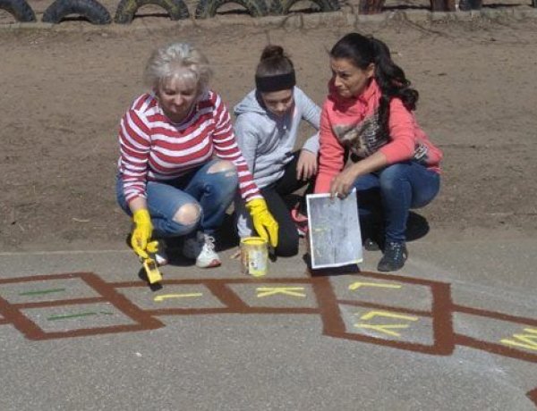 Ilyen társasjátékokat még nem látott! Különleges módon dobták fel a rozsréti suli udvarát!