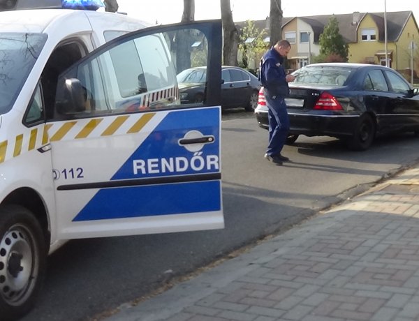 Baleset a Törpe utcán – Tolató kishaszonjárművel ütközött egy személyautó