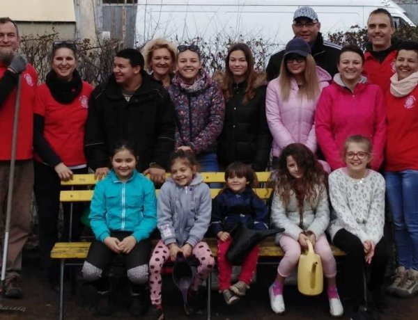 Orgona illattal érkezett a tavasz Nyíregyházára a Családok Átmeneti Otthonába