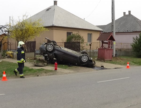 Lesodródott az útról, kerítésnek csapódott és felborult egy személygépkocsi Nyíregyházán