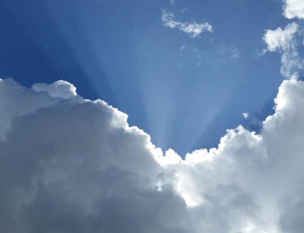 Napsütés mellett záporokra lehet számítani, viharos szél is előfordulhat