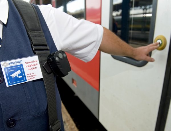 Testkamerát kapnak a vasúti jegyvizsgálók – Ősztől akár országosan is
