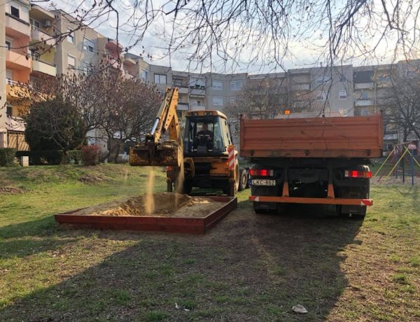 Homokcsere Nyíregyháza játszóterein – Megfelelő körülmények között játszhatnak a gyerekek!
