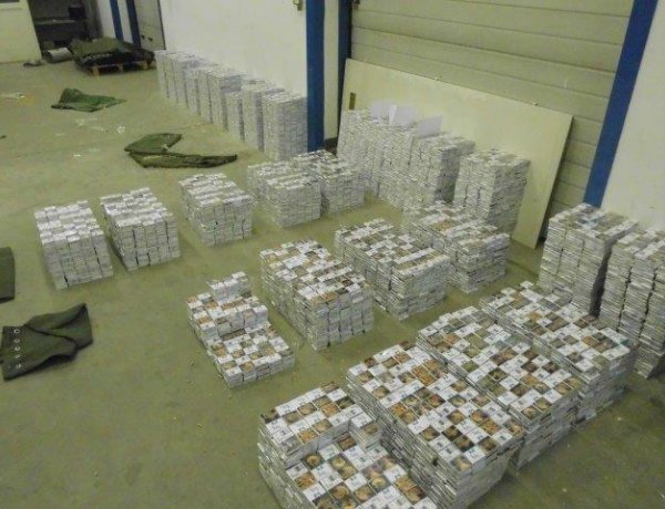 88 millió forintot érő cigit rejtettek a zsákok – Kamion röntgen megtalálta