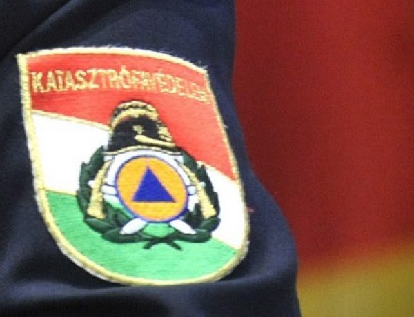 Kigyulladt egy garázs tetőszerkezete, a nyíregyházi hivatásos tűzoltók is kivonultak