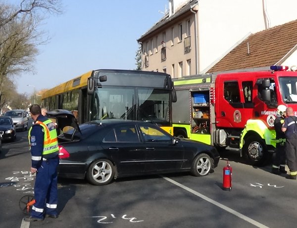 Autóbusszal ütközött – Négy sérültje van a Bocskai utcában történt balesetnek