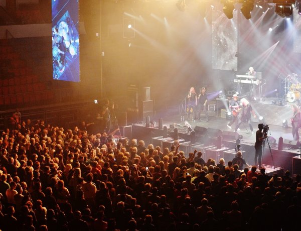 Tűzvihar söpört át az arénán –  A nyíregyházi színpadot is felrobbantotta az Omega