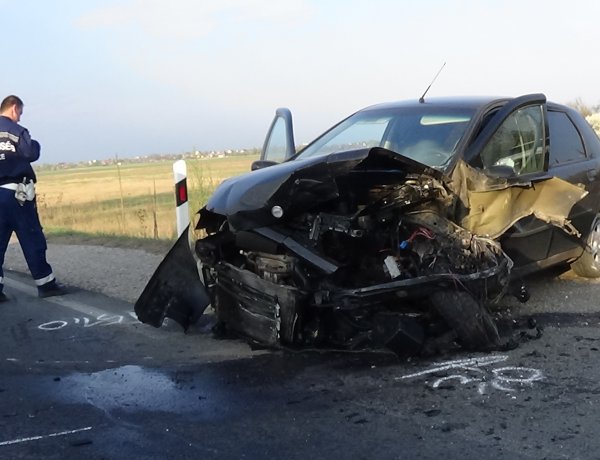 Frontálisan ütközött két jármű Újfehértónál – Hatan megsérültek