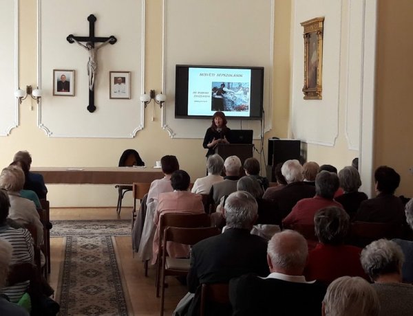 Dr. Bodnár Zsuzsanna néprajzkutató volt az Idősek Akadémiájának vendége