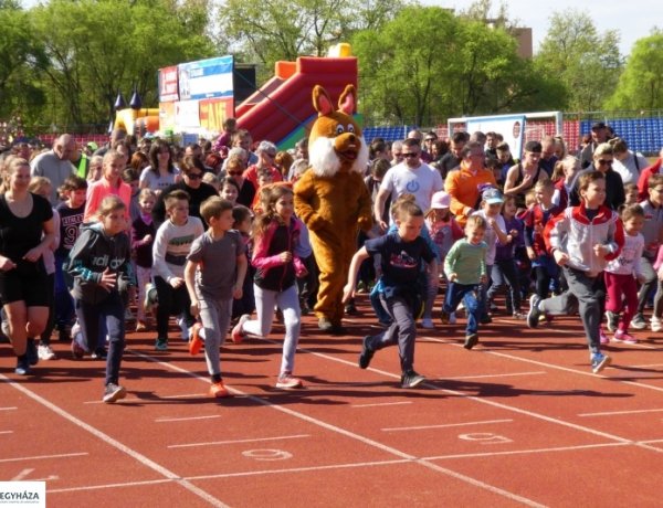 Nyuszi futás Nyíregyházán -  festett hímestojás versennyel, cukorágyúval