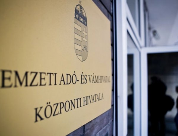 Rögtönzött ügyfélfogadási helyek – A plázákban is segít az szja-bevallásban a NAV