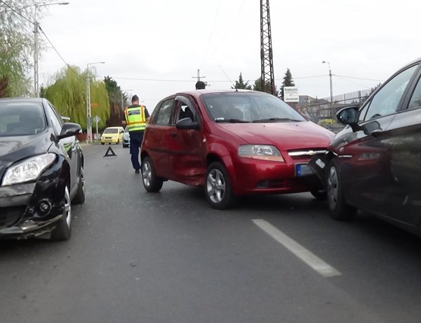 Hármas karambol a Kállói úton – Jelentős anyagi kár a balesetben