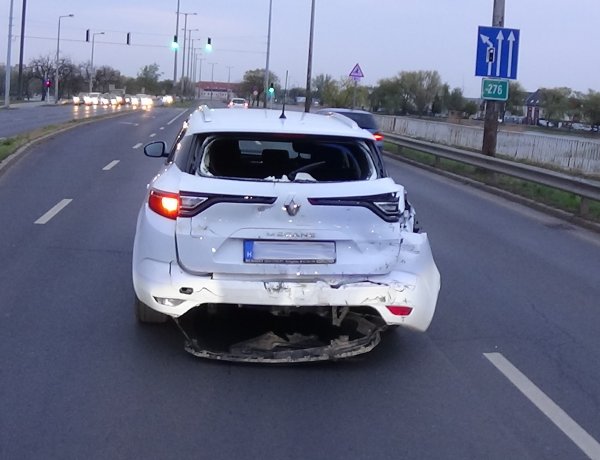 Álló személygépkocsiba hajtott bele egy kamion a László utcán – Kórházban a vétlen sofőr