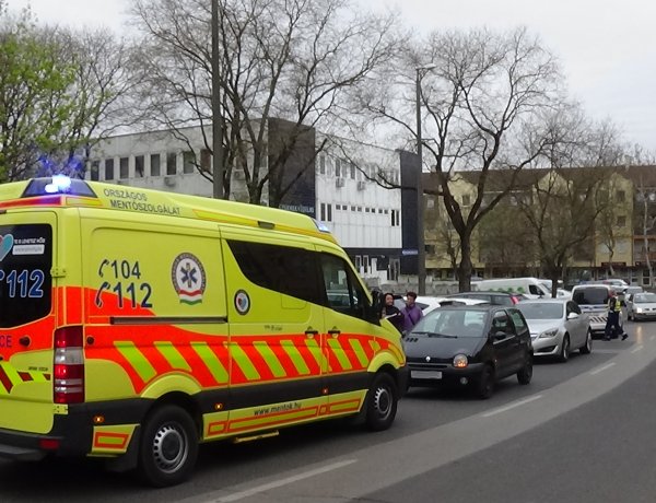 Elgázoltak egy autók mögül kilépő kislányt a Dob utcán, kórházba szállították