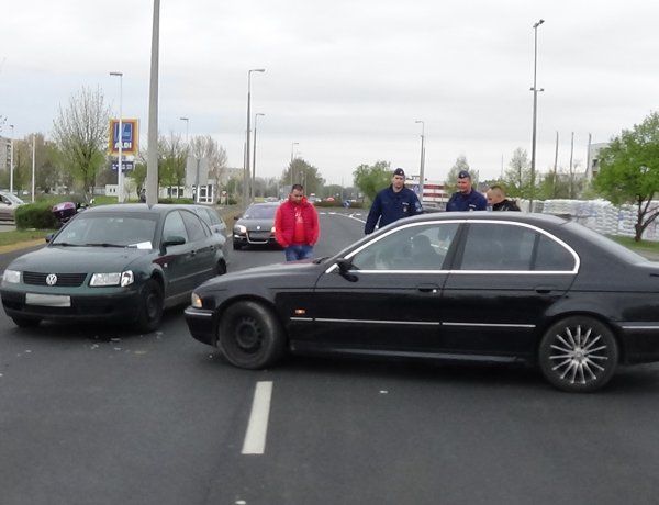 Baleset a Törzs utcán – Figyelmetlenség okozta a jelentős anyagi kárral járó karambolt