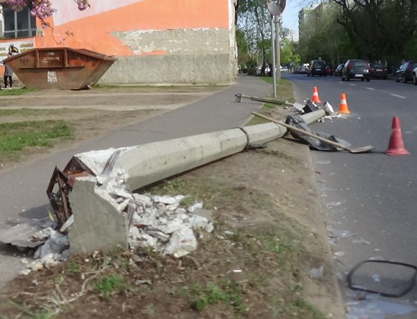 Konténerszállító jármű tört ki tolatás közben egy villanyoszlopot a Kossuth utcán