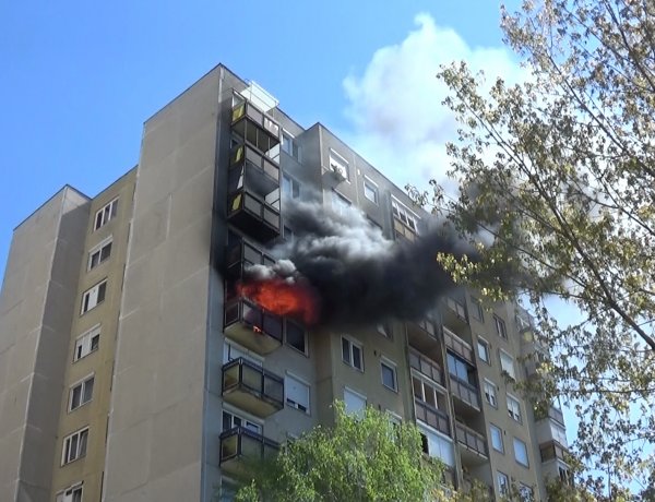 Videóval! Exkluzív felvételek a helyszínről – Paneltűz Nyíregyházán, egy ember súlyosan megsérült