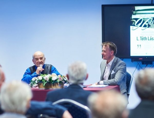 Tóth Laci bácsit ünnepelték 90. születésnapja alkalmából a kulturális központban