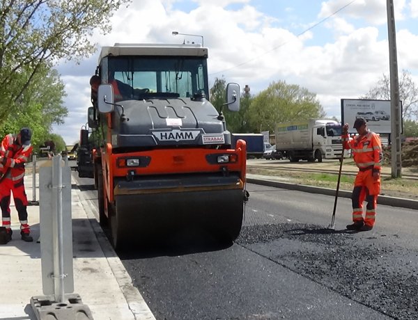 Kedden folytatódik a Tünde utca aszfaltozása – A forgalmat jelzőőrök irányítják