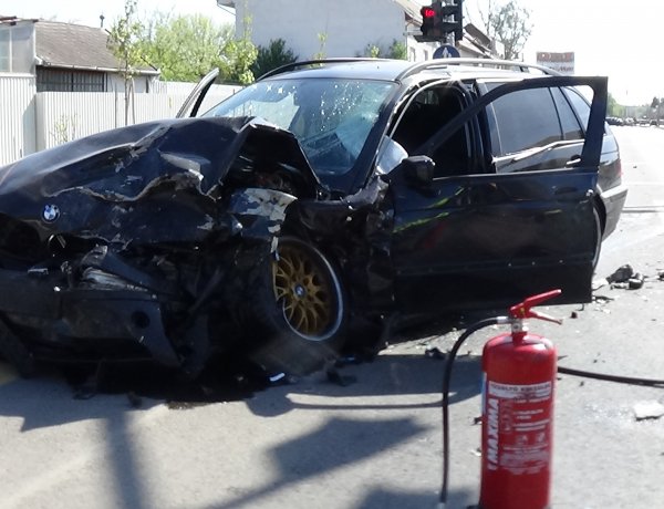 Helyszíni fotók! Durva baleset a belvárosban – Négy sérültet szállítottak kórházba