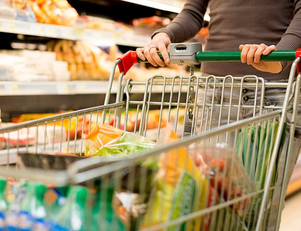 Óriási sorokra lehet számítani az üzeletekben - Jellemzően így tartanak nyitva a boltok