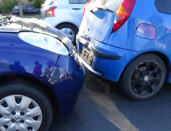 Ráfutásos baleset történt a Korányi Frigyes utcán – Anyagi kár keletkezett