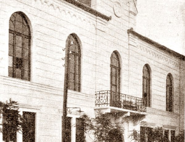 „Városunk szívében, szép kertnek közepén, Egy kedves kápolna mosolyog mifelénk”