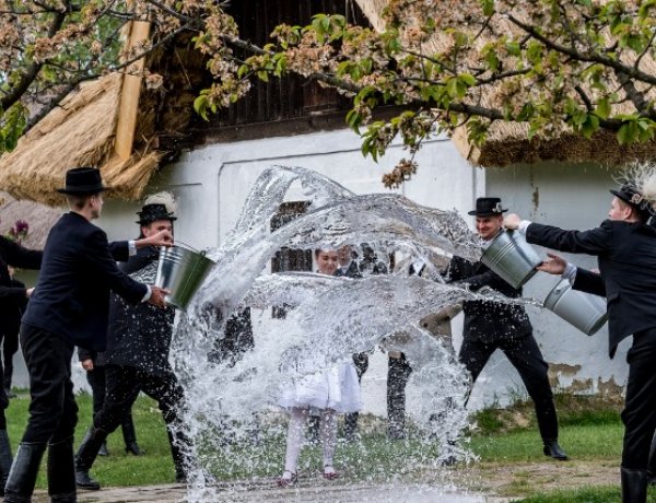 A lányok hajdanán is izgatottan várták a locsolókat - Kalap, kendő, aranyág