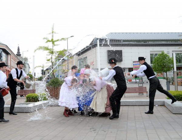 Vízzel teli kannákkal vonult Nyíregyháza belvárosában a Szabolcs Néptáncegyüttes