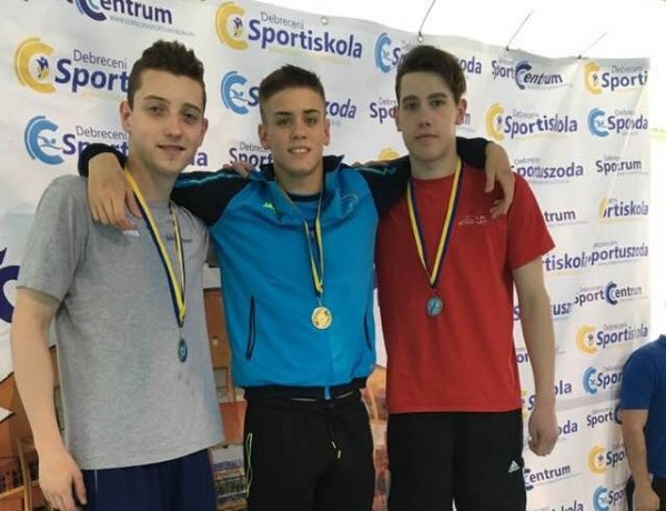 27 érem került a húsvéti kosárba - Debrecenben álltak rajtkőre a nyíregyházi úszók