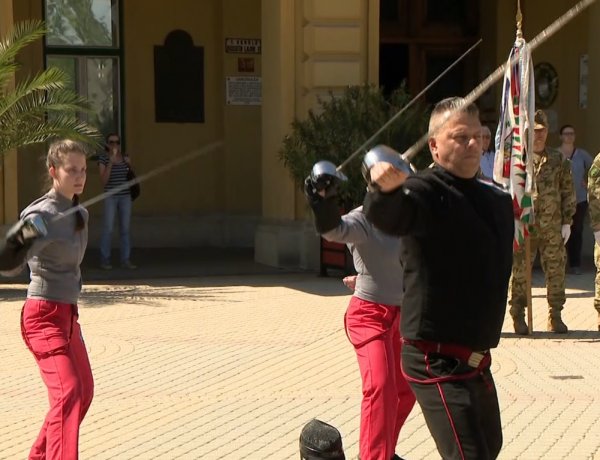 VI. Nyíregyházi Magyar Kard Napja koszorúzással, könyv- és szablyavívó bemutatóval