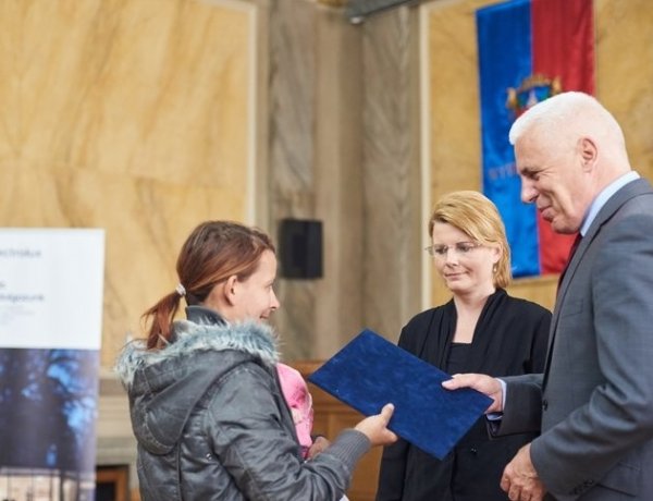 Rászoruló családoknak adományoznak hűtőszekrényt a Város Báljának bevételéből Nyíregyházán
