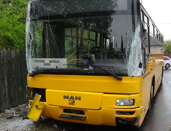 Baleset Nagykállóban – Autóbusszal ütközött egy jármű, jelentős az anyagi kár