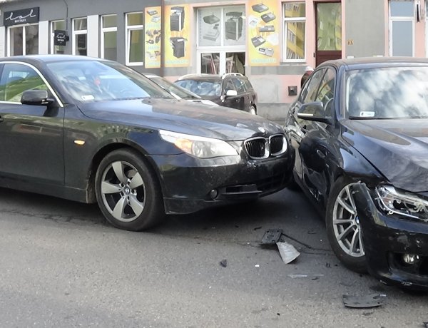 Jelentős az anyagi kár az Árok és Búza utca csomópontjánál történt balesetben