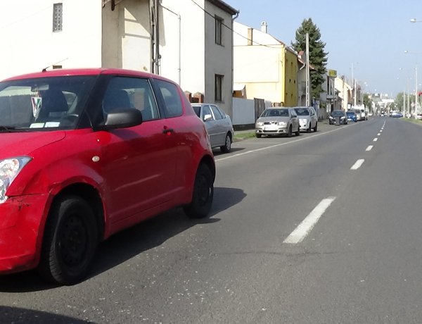 Karambol a Szegfű utcán – Figyelmetlenség okozta a balesetet