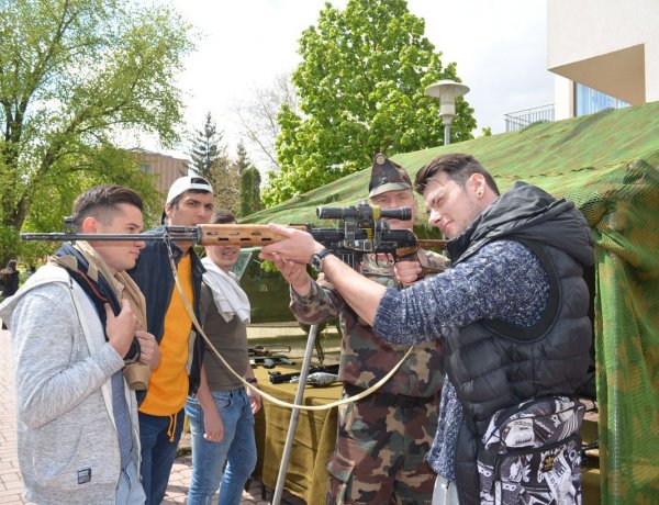 Miniszteri előadás és honvédelmi nap a Nyíregyházi Egyetemen