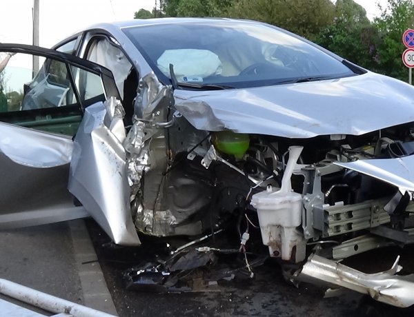 Helyszíni fotók! Hármas karambol a Bottyán utcán – Két embert kórházba szállítottak