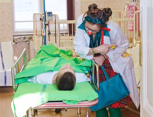 Piros Orr Bohócdoktorokkal könnyebb a műtét előtti várakozás