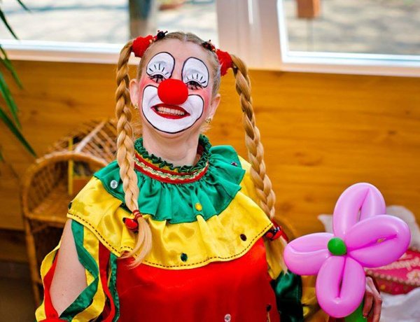 Bohócorr és bohóccipő, humorral nevelés és sok nevetés – Beszélgetés Lulu Bohóccal