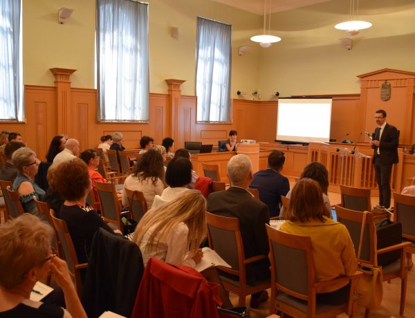 Jogász-konferencia a Nyíregyházi Törvényszéken, nagy volt az érdeklődés